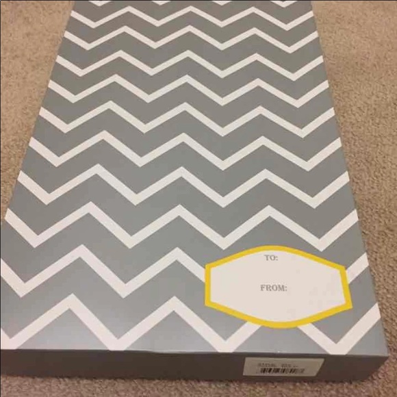 Nordstrom rack Hat & Scarf set in a box - Picture 4 of 9